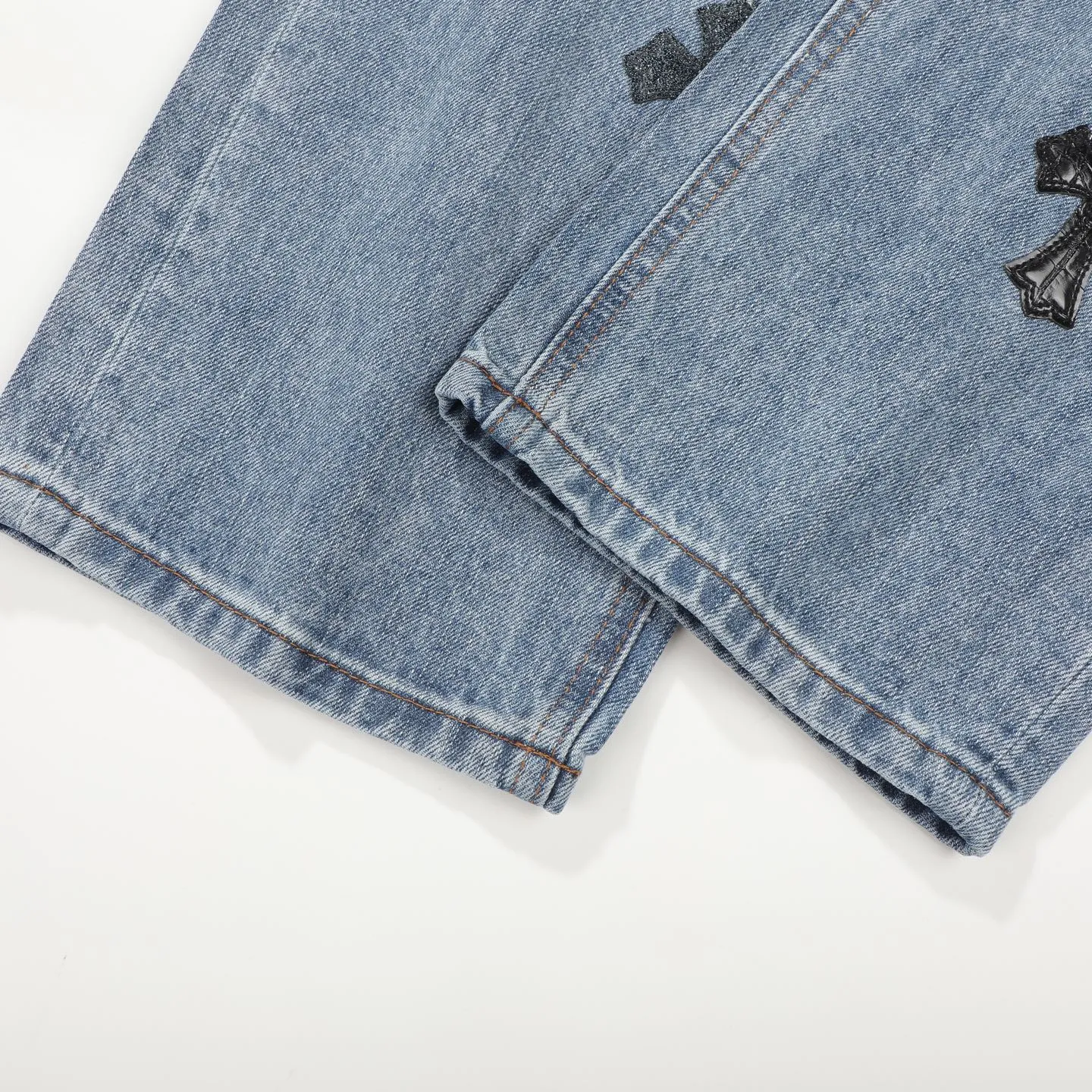 P260 Chromehearts washed blue starry sky crocodile patch leather jeans adopt starry sky theme leather elements, mostly presented in the shape of a cross, with glitter on the leather surface. Unique design, simple and elegant details, exquisite workmanship, the entire trousers are neatly routed, and the details are in place! Ceiling-level jeans, a pair that is hard to find at the counter. About Zangyin, this is an extremely luxurious fashion brand that can also be called the aristocrat of the high street. It has always been an exclusive brand for some hipsters or the rich second generation. It is more luxurious and noble than ordinary high streets. It is more fashionable and individual than luxury brands. Top heavy industry fashion design has always been created in high street luxury style. Speaking of this style, Zangyin family and GU family are definitely the leading representative brands, especially the Zangyin family's creation of high street style. It has really achieved a state-of-the-art effect. The color system of this model is made of unique washed materials. It is already quite eye-catching. It is decorated with pink patchwork cross flowers, which cleverly highlights the charm of the brand. Secondly, this model adopts a classic high-waist cutting design, which highlights the long legs and fashionable temperament of the upper body. The brand is highly recognizable and the slim-fitting configuration is more suitable for daily wear. Personality, fashion, and specification interpretation are all at a glance. Needless to say, materials and craftsmanship. As an excellent craftsman brand, Zangyin’s requirements for details and craftsmanship are really perfect. The washed color of this model has gone through a lot of processes, not to mention the embellishment of the denim appliqués. It is also purely hand-made and sewn. Just like what they believe in, only hand-made things have soul and have the meaning of wearing. A top-notch heavy-duty fashionable denim item. Recommended by both hands. Size: 28/30/32/34/36 Waist: 73/78/83/88/93 Knee: 52/53.5/55/56.5/58 Pants length: 100/102/104/106/108